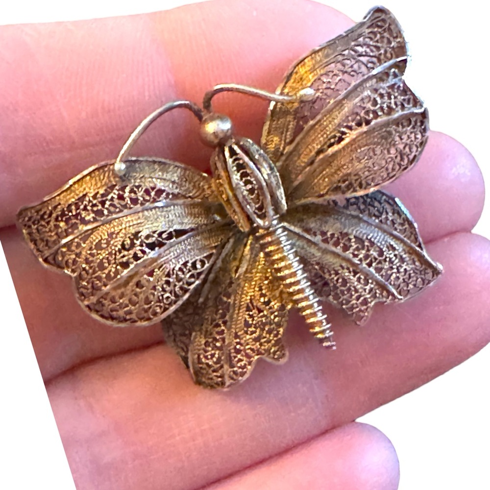Lovely antique  gold wash 800 silver  filagree fancy butterfly broocb